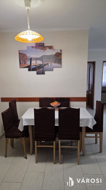 Csendes r�szen,TIP-TOP h�z kerttel Mikep�rcsen