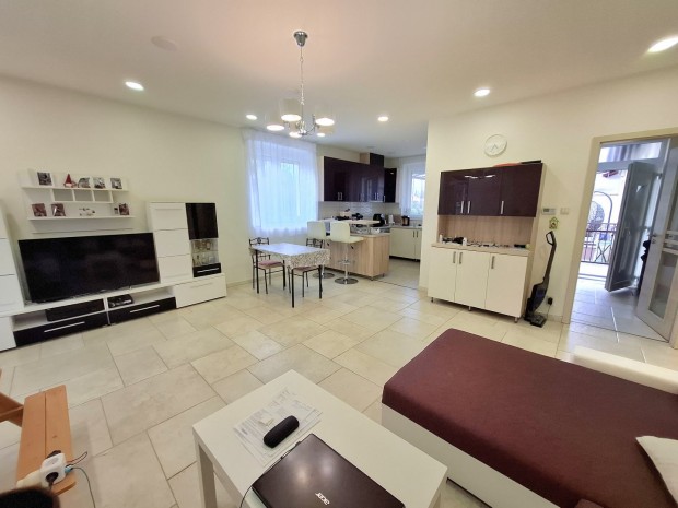 Csendes zs�kutc�ban, k�lts�gmentes csal�di h�z