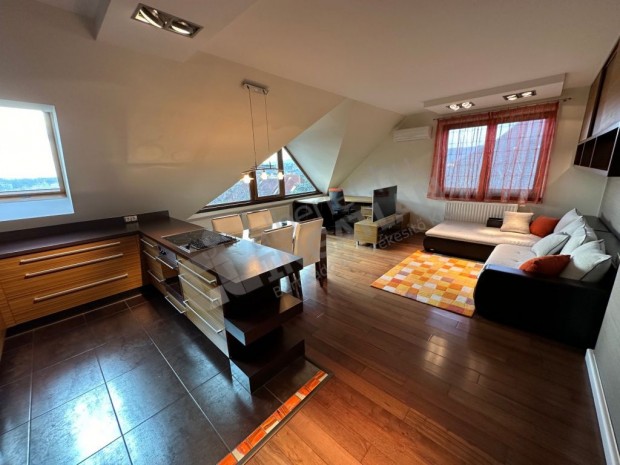 Cseppk� utc�ban k�t h�l�szob�s lak�s kiad�