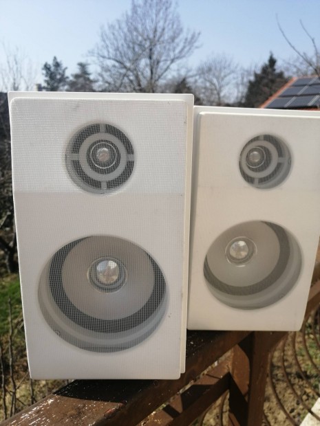 Cser�lhet� feh�r AEG hangfalp�r konyh�ba