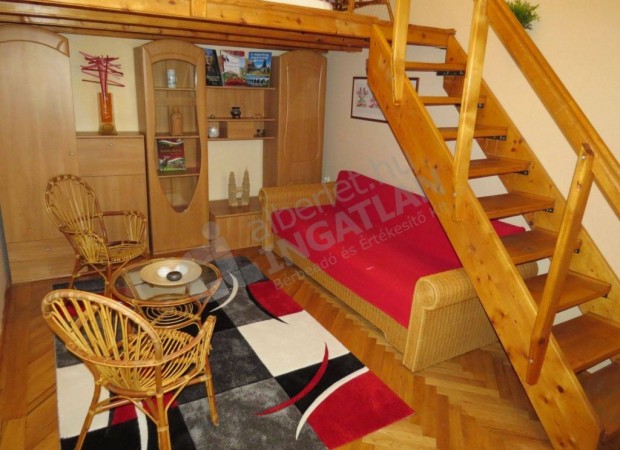 Cserh�t utc�ban V�rosligethez k�zel 1szoba+8nm gal�ri�s lak�s.