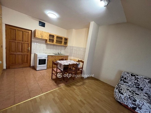 Cserkesz�l�i elad� 36 nm-es lak�s