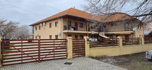 Cserkesz�l�n elad� 1. emeleti, �jszer� �llapot� t�glalak�s