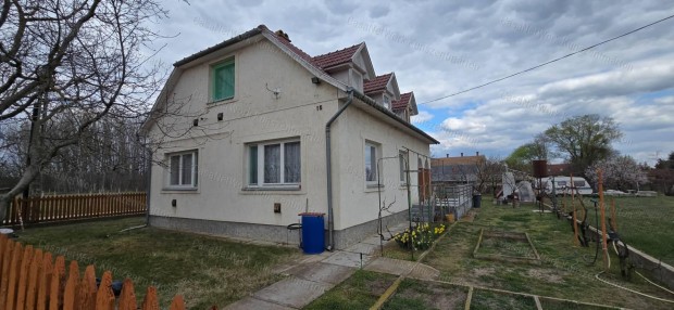 Cserkesz�l�n elad� 5 szob�s, nappalis csal�di h�z nagy terasszal