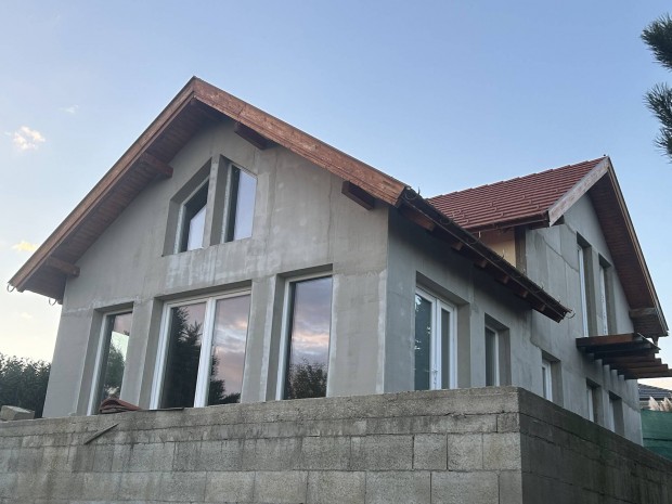 Cserszegtomaj elad� balatoni panor�m�s telek , szerkezetk�sz h�zzal  