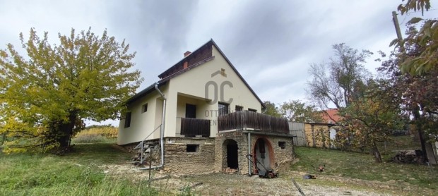 Cserszegtomajon, hangulatos lak�h�z-nyaral� elad�.