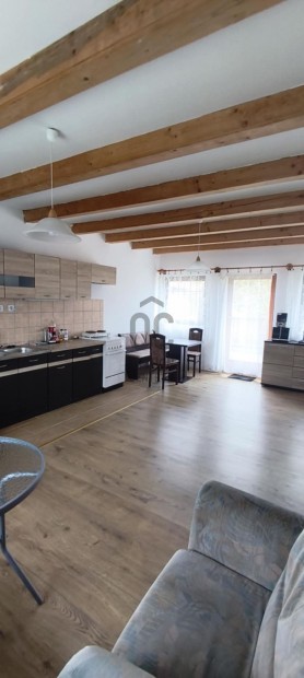 Cserszegtomajon, hangulatos lak�h�z-nyaral� elad�.