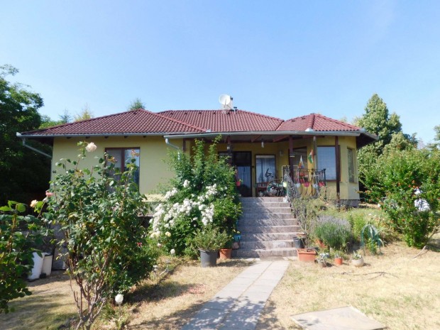 Cserszegtomajon panor�m�s csal�di h�z elad�