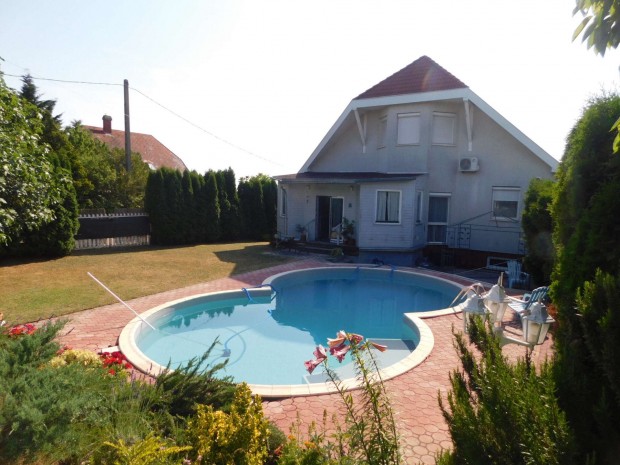 Cserszegtomajon r�szpanor�m�s medenc�s csal�di h�z elad�