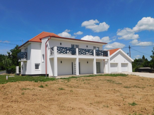 Cserszegtomajon �j �p�t�s� panor�m�s csal�di h�z elad�