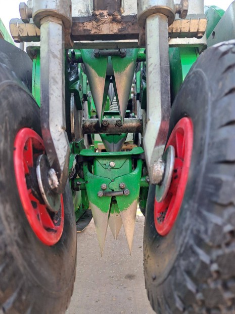 Csészés palántázo gép