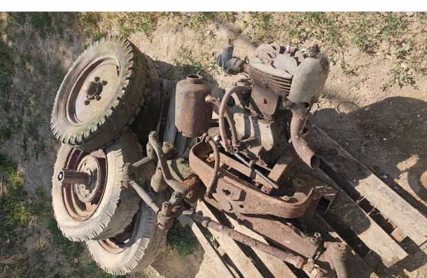 Csettegö traktor stabil motor felni kerék veterán régi öreg