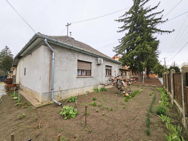 Csik�ria k�zpontj�ban 3 szob�s csal�di h�z elad�!