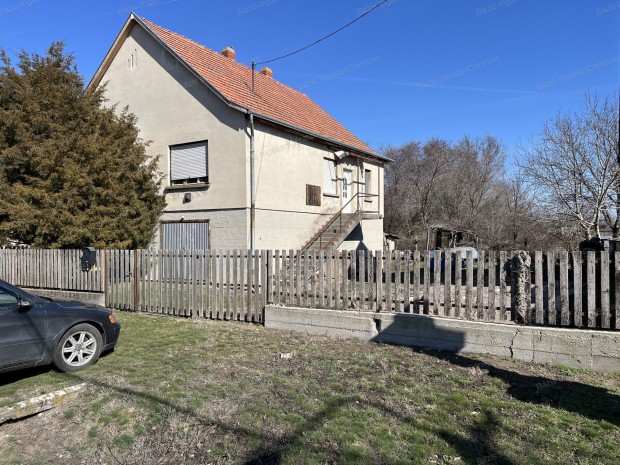 Csik�ri�n k�tszintes csal�di h�z elad�