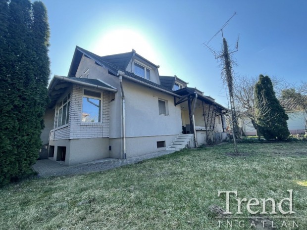 Csillagdombon kiv�l� eloszt�ssal rendelkez� ikerh�z egyik fele elad�!