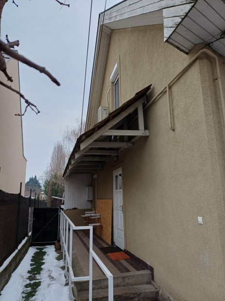 Csillaghegyi otthon saj�t udvarral, azonnal k�lt�zhet� h�z kiv�l� k�zl