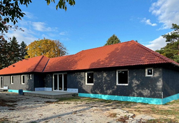 Csob�nk�n �j �p�t�s� ikerh�zf�l elad�