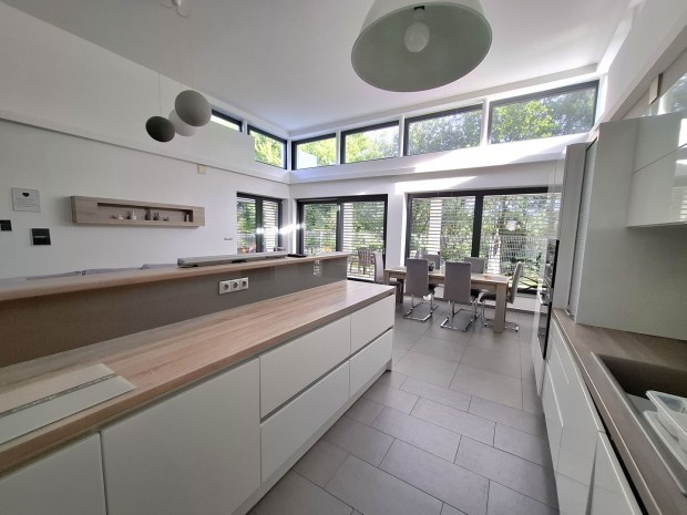 Csod�latos csal�di h�z, csendes zs�kutc�ban