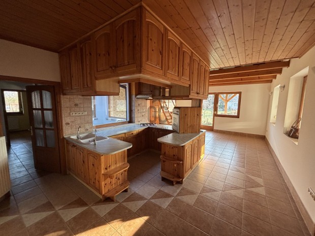 Csod�latos otthonra v�gy�knak csal�di h�z Iszkaszentgy�rgy�n elad�.