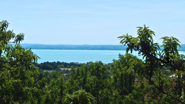 Csodlatos panormval, belterleti ptsi telek, tgla nyaralval