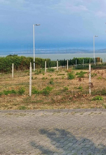 Csodlatos panormval rendelkez ptsi telek elad Balatonszrszn