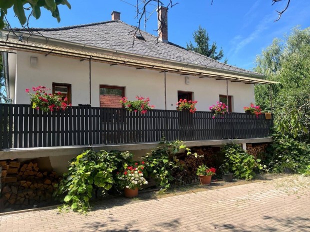 Csod�s csal�di h�z Csob�nk�n