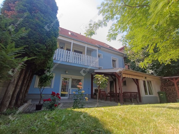 Csod�s csal�di h�z k�t lakr�sszel, gar�zzsal �s kerttel