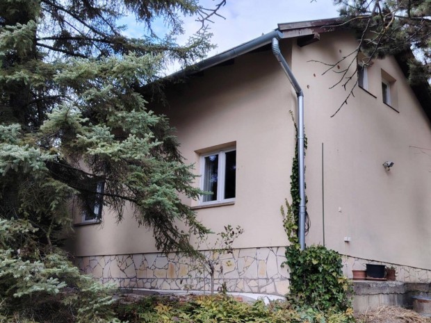 Csod�s term�szeti k�rnyezetben, r�szben panor�m�s csal�di h�z!