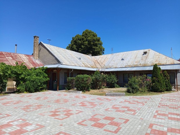 Csod�san fel�j�tott r�gi k�ria a V�r k�zel�ben !