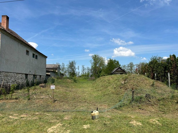 Cs�gle �pit�si telek