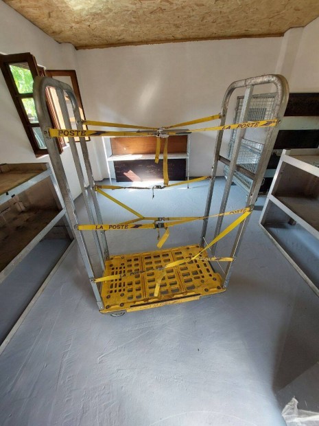 Csomagszllt kocsi, gurul trol