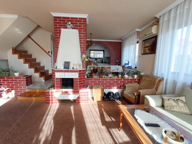 Csmr, Szl utca, 220 m2-es, 2 genercis, csaldi hz, 5 szobs
