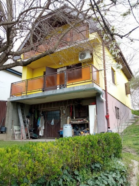 Csmr, Vzmsor utca, 100 m2-es, csaldi hz, 3 szobs, j llapot