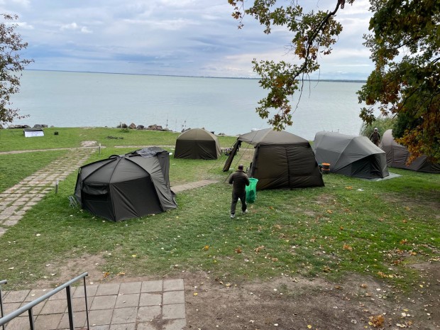 Cs�nak �s horg�szhely kiado Tihanyban