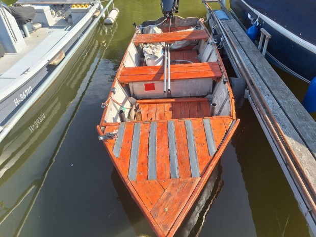 Csnak motorral egytt 