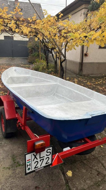 Csnak szllt utnfut csnakkal