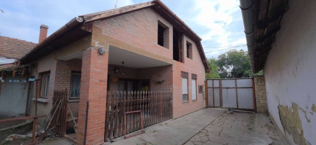 Csongr�d k�zpontj�ban, stabil szerkezet� csal�di h�z