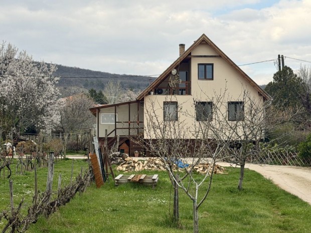 Csopaki elad� 106 nm-es h�z