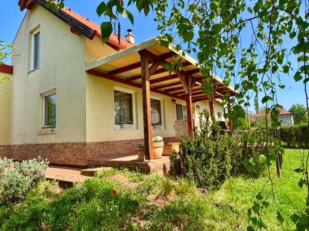 Csopakon csal�di h�z elad�!