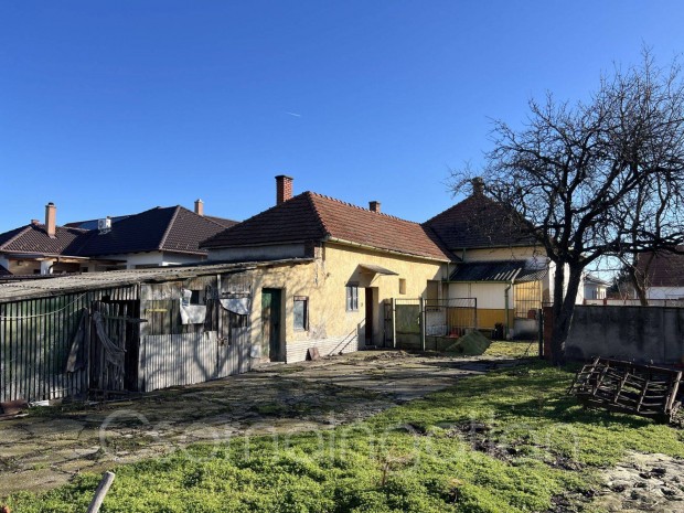 Csorna - k�zpont k�zeli 4 szob�s h�z elad�