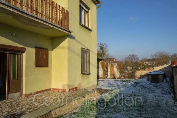 Csorna - k�zpont k�zeli, k�t szintes csal�di h�z elad�