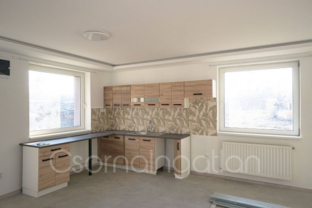 Csorna - teljes k�r�en fel�j�tott 3 szoba nappalis csal�di h�z elad�