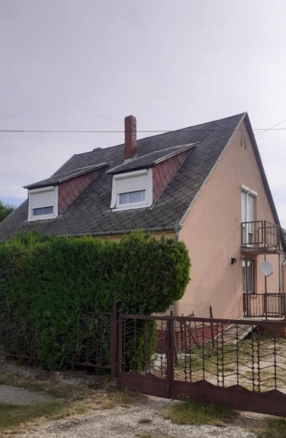 Csorn�n k�tszintes csal�di h�z sok lehet�s�ggel