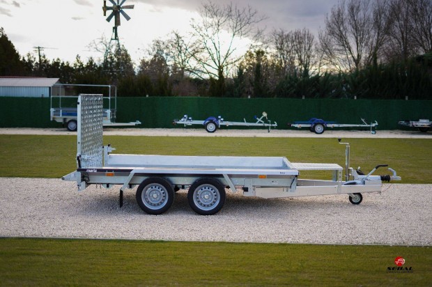 Csornán új 2700kg-os Martz gépszállító utánfutó akciósan 1.990.000 Ft