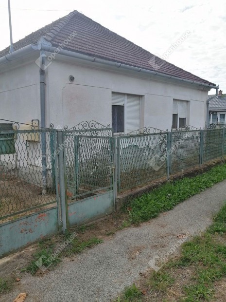 Cs�rnyef�ld�n elad� csal�di h�z