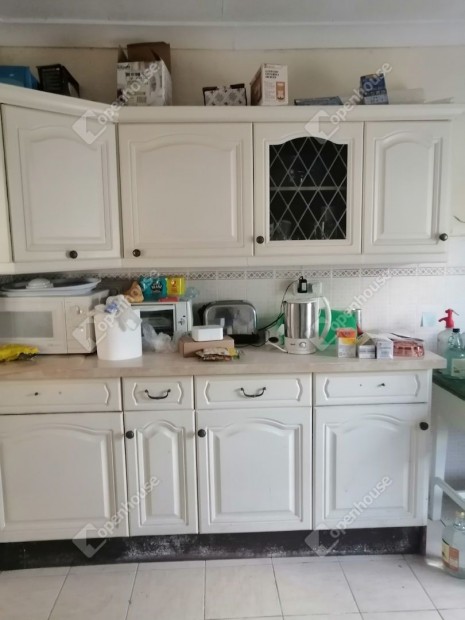 Cs�rnyef�ld�n elad� csal�di h�z