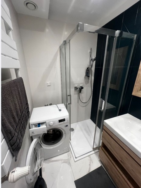 Csortos Gyula utc�ban, kiad� lak�s.