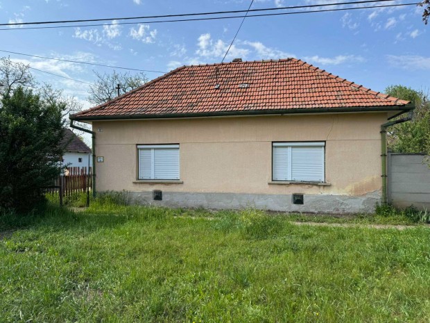 Csorváson felújítandó kertes ház