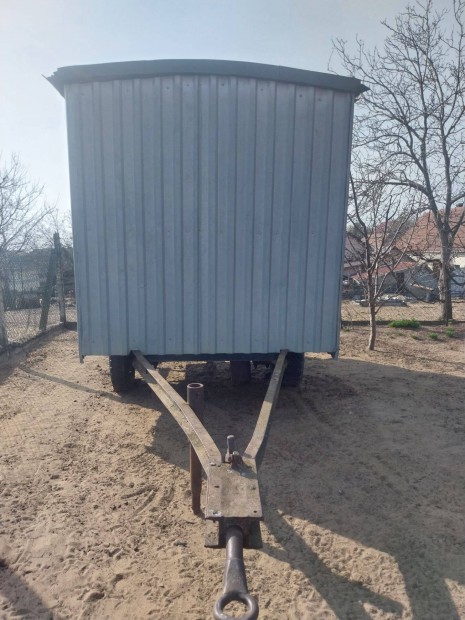 Cs�sz b�d� ( Lak�kocsi)