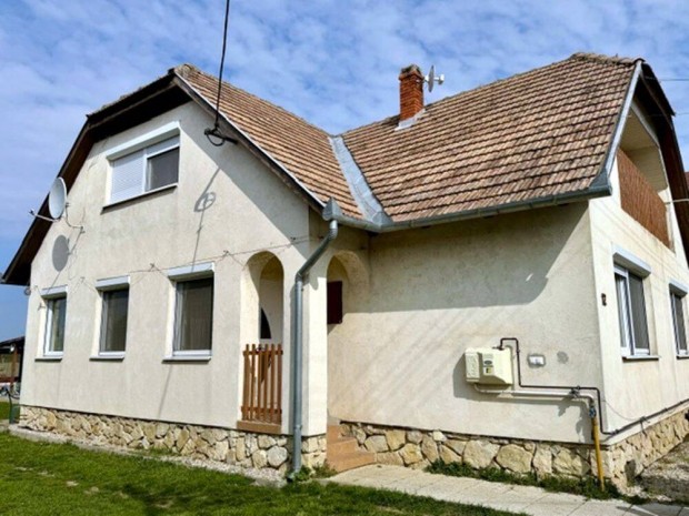 Cs�ton kiv�l� �llapot� k�tszintes csal�di h�z elad�